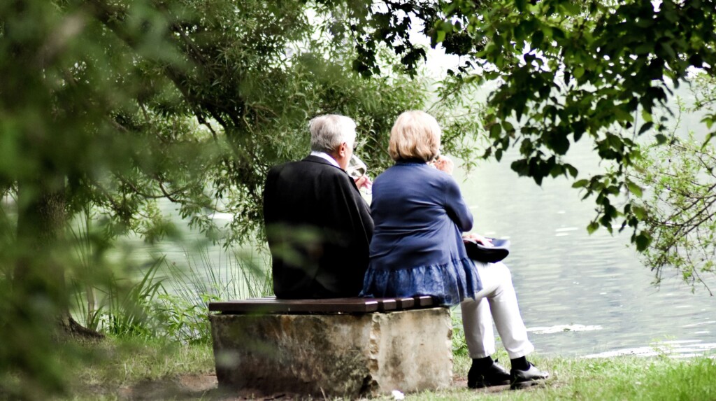 Couple à la retraite profitant de la vie sur le bord d'un lac - Refinancement hypothécaire | Multi-Prêts Hypothèques