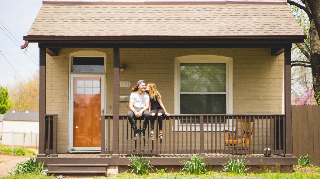 Jeune couple devant sa première maison - Achat d'une première maison - Nouvel achat | Multi-Prêts Hypothèques