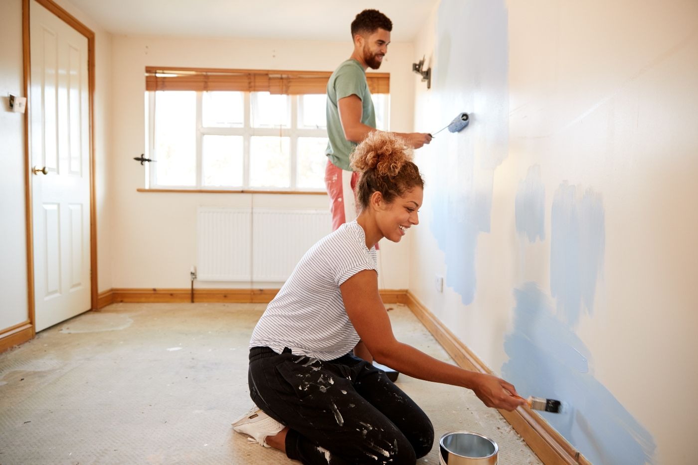 couple peignant un mur